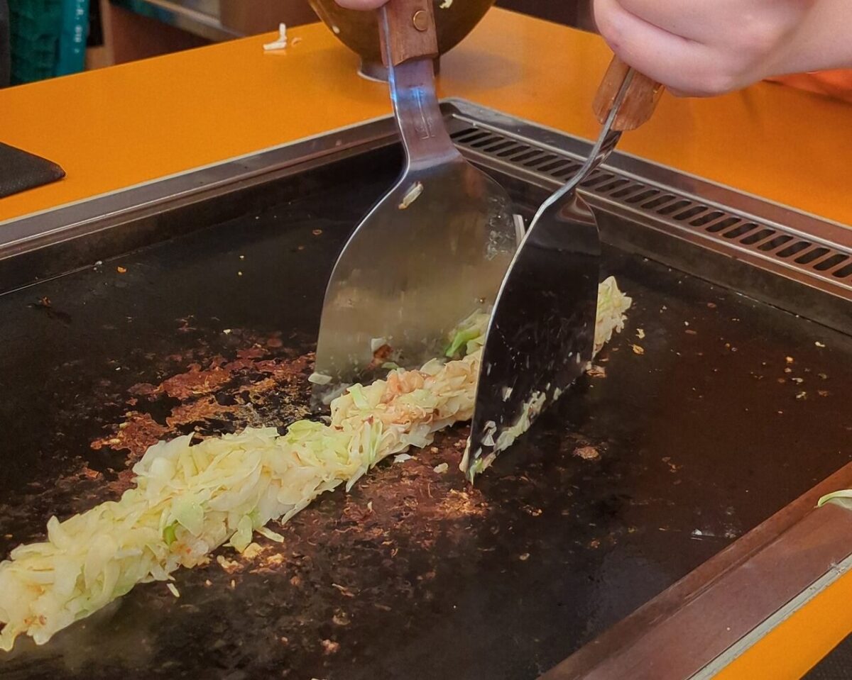 月島もんじゃたまとや綱島の明太もちもんじゃ焼いているところ