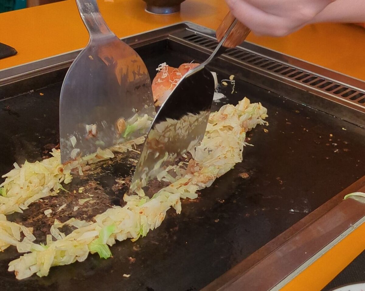 月島もんじゃたまとや綱島の明太もちもんじゃ焼いているところ