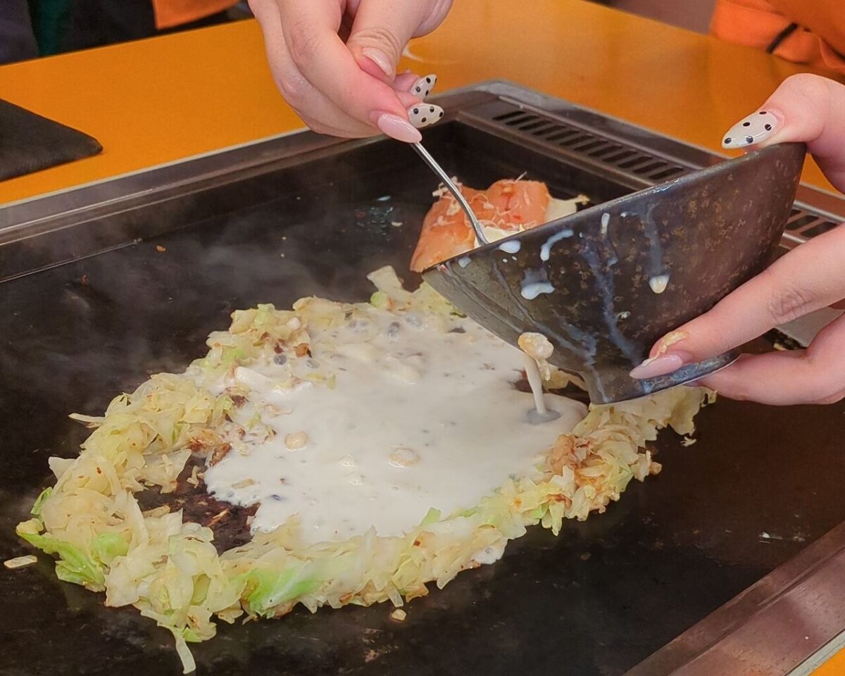 月島もんじゃたまとや綱島の明太もちもんじゃ焼いているところ