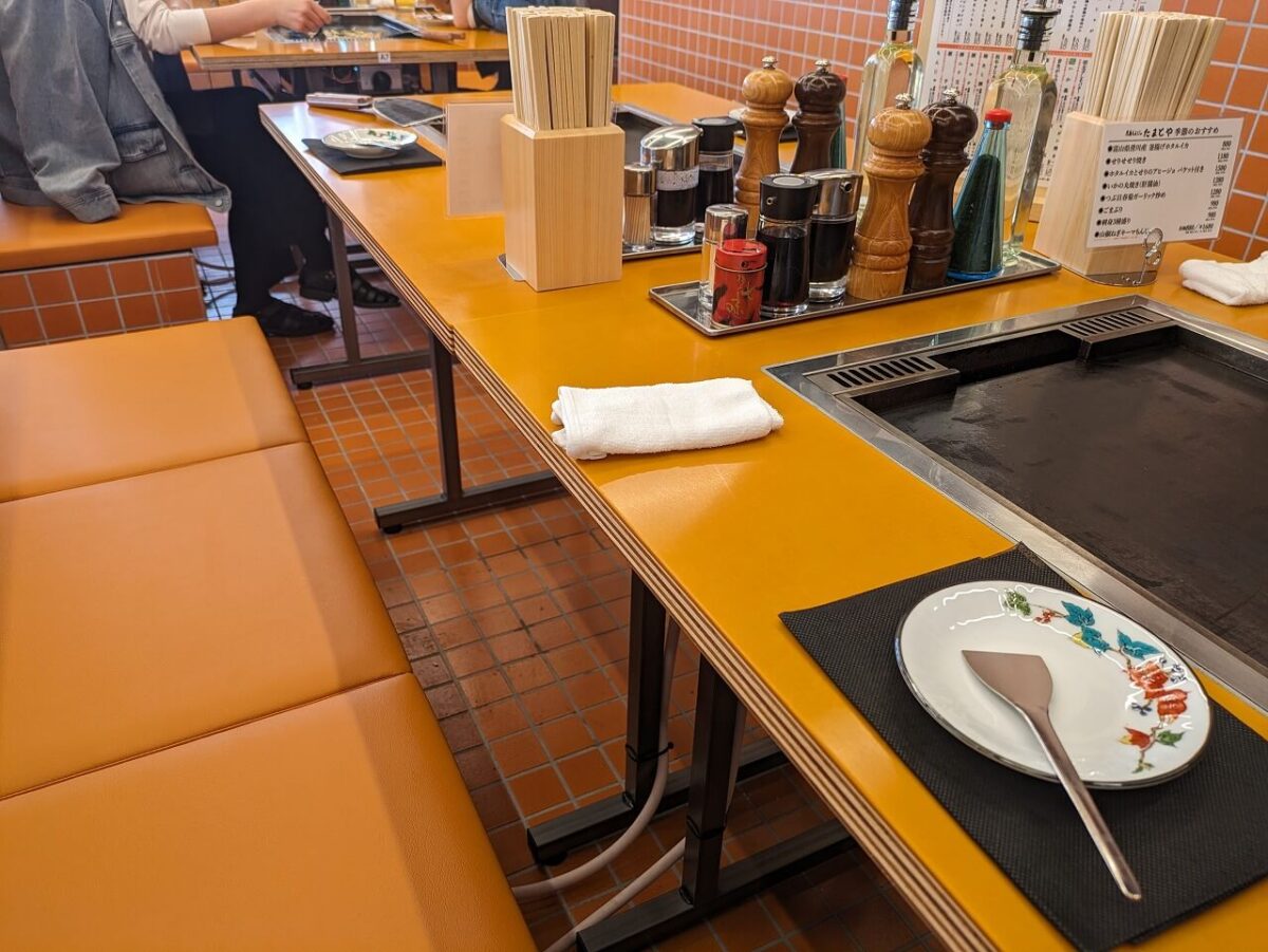 月島もんじゃたまとや綱島店内（テーブル席）