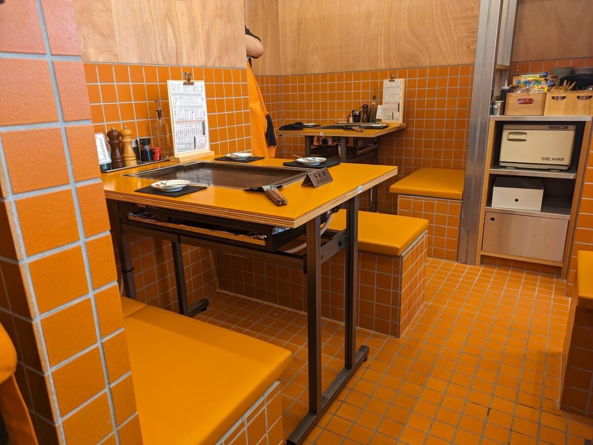 月島もんじゃたまとや綱島店内（テーブル席）