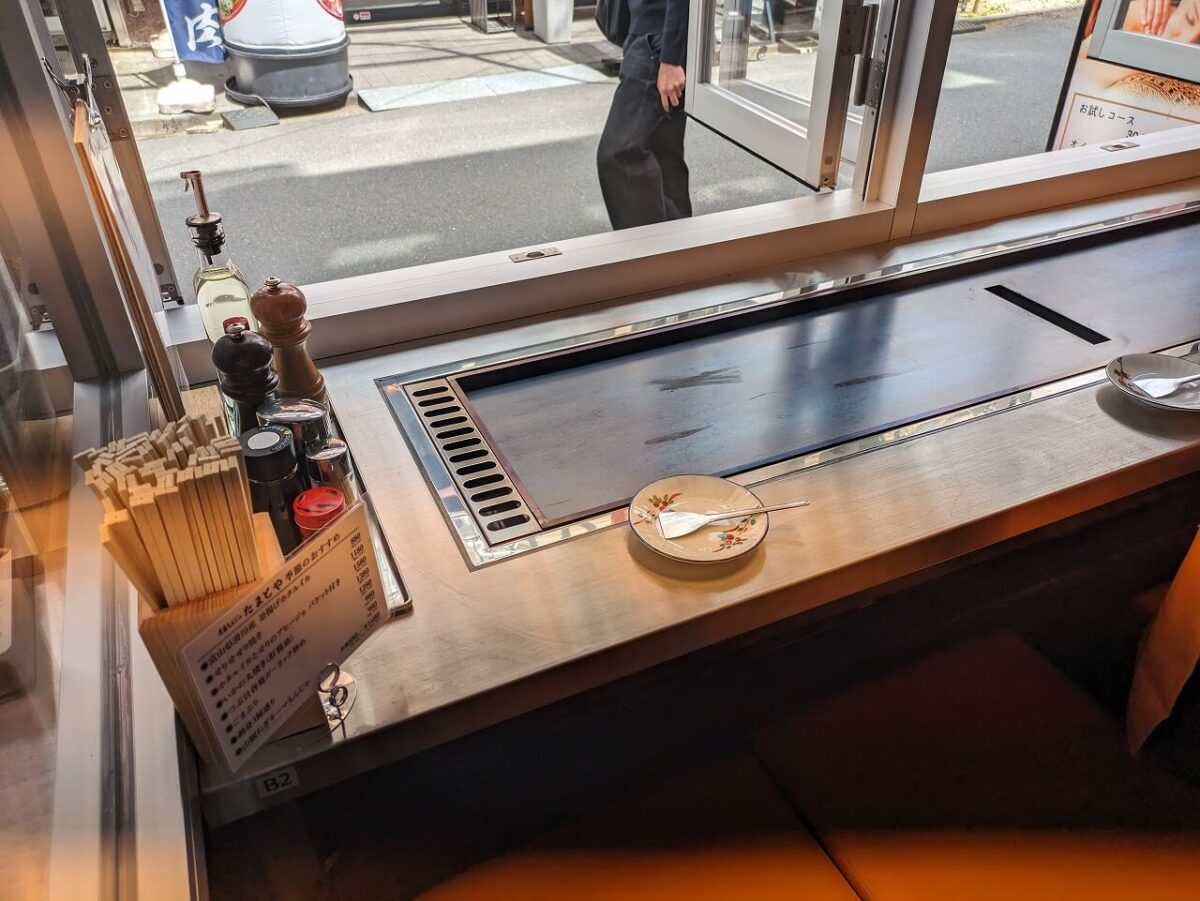 月島もんじゃたまとや綱島店内（カウンター席）