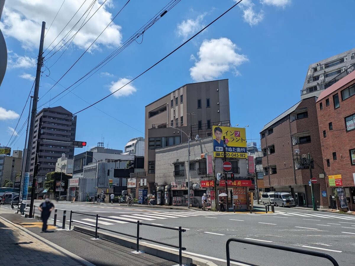 新水ビル前の綱島街道